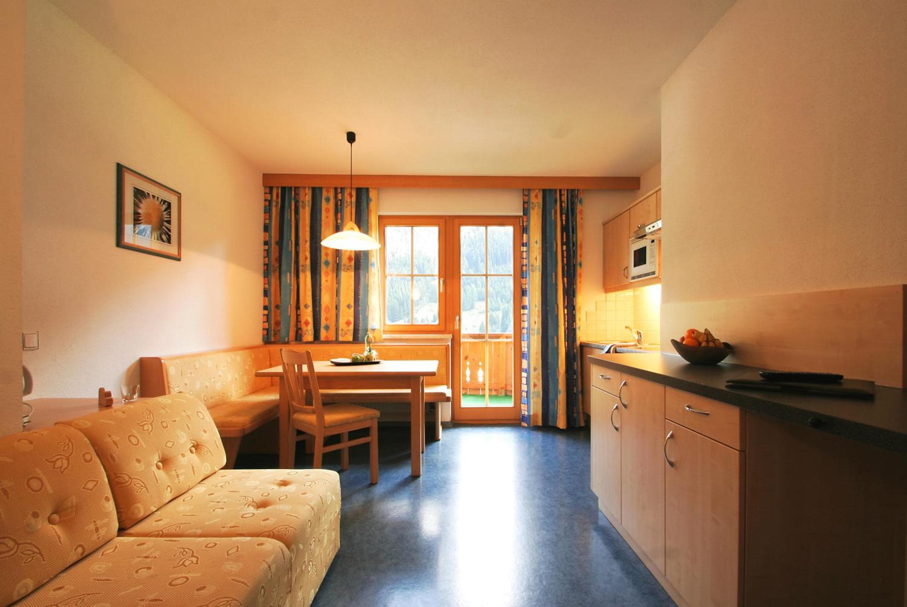 Apartment B mit 2 Schlafzimmern und Balkon  - undefined